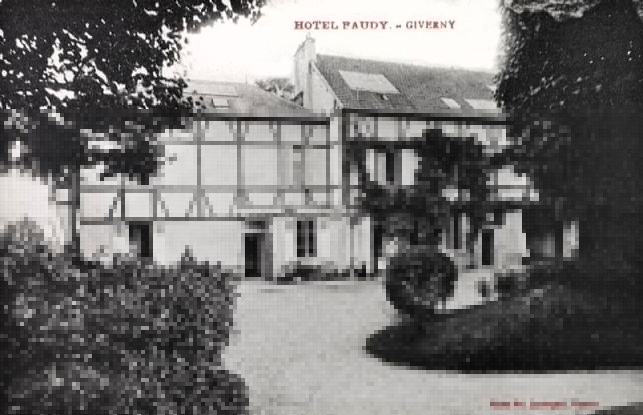 La cour et le bâtiment à pans de bois